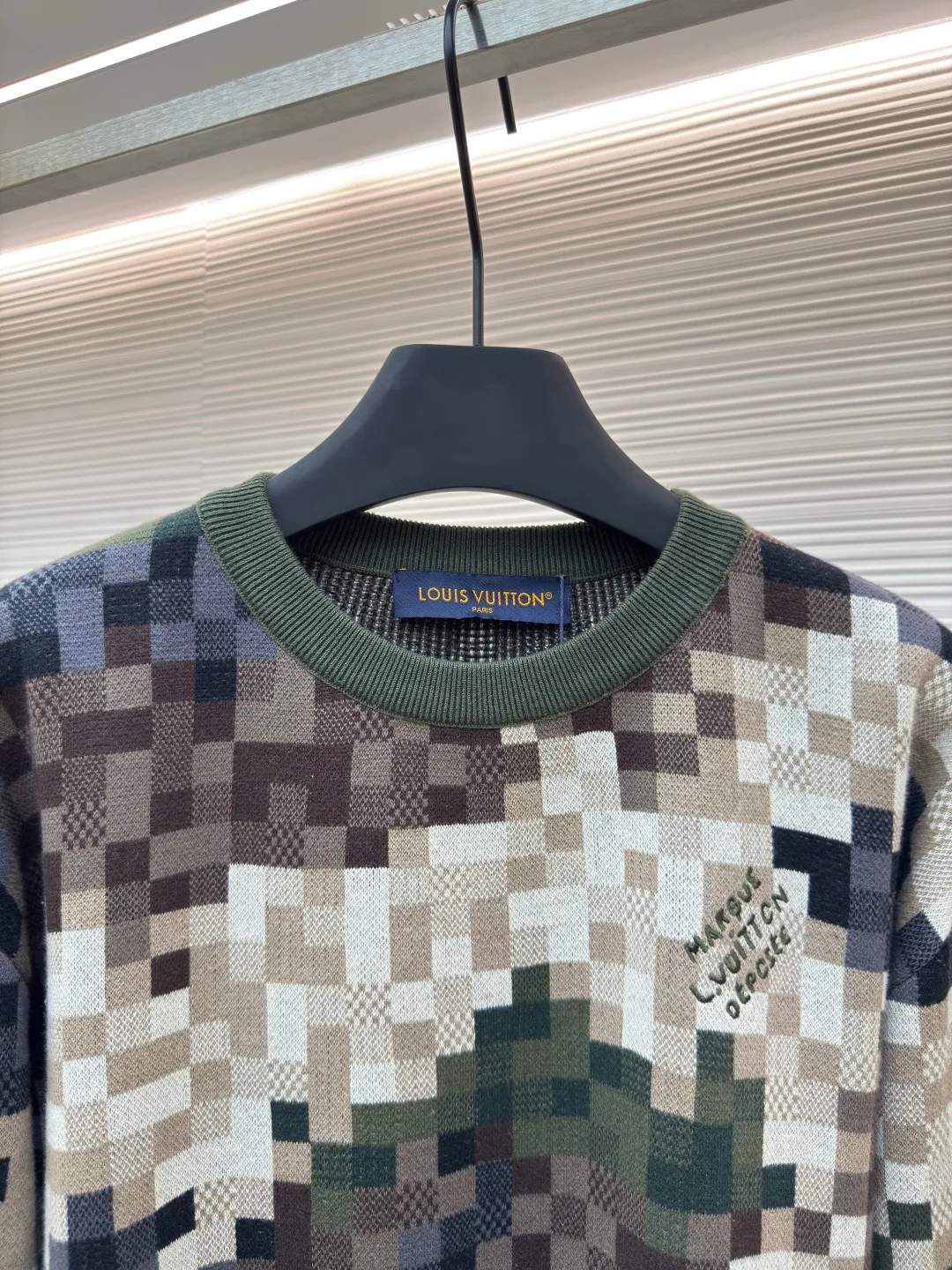 LOUIS VUITTON mosaic jacquard pullover ●Authentic product: 15600 purchased and developed ●Item number: 1680303-C55 ●Fabric: cotton fabric ●Technology: jacquard production ●Version: fitted version ●Weight: about 740 grams ●Size: elements, showing a delicate texture like snake leather. The intricate jacquard texture reflects Micro Der details, and the embroidered logo embellishes the chest, making it easy to integrate into everyday looks. Standard fit with all-over Snakoflage jacquard logo embroidered on the chest, Marque at center back, 1.VuittonDeposee embroidered patches at ribbed collar, cuffs and hem. The overall wiring is straight and delicate, the fabric is comfortable and soft, and the color is consistent without color difference. It can be matched with the same style to create a fashionable look and control various occasions. Customized accessories, complete with three standards, same style for men and women!